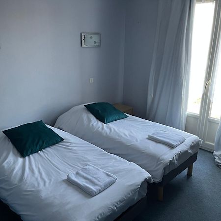 Hotel Le Lyon Vert Commentry Esterno foto