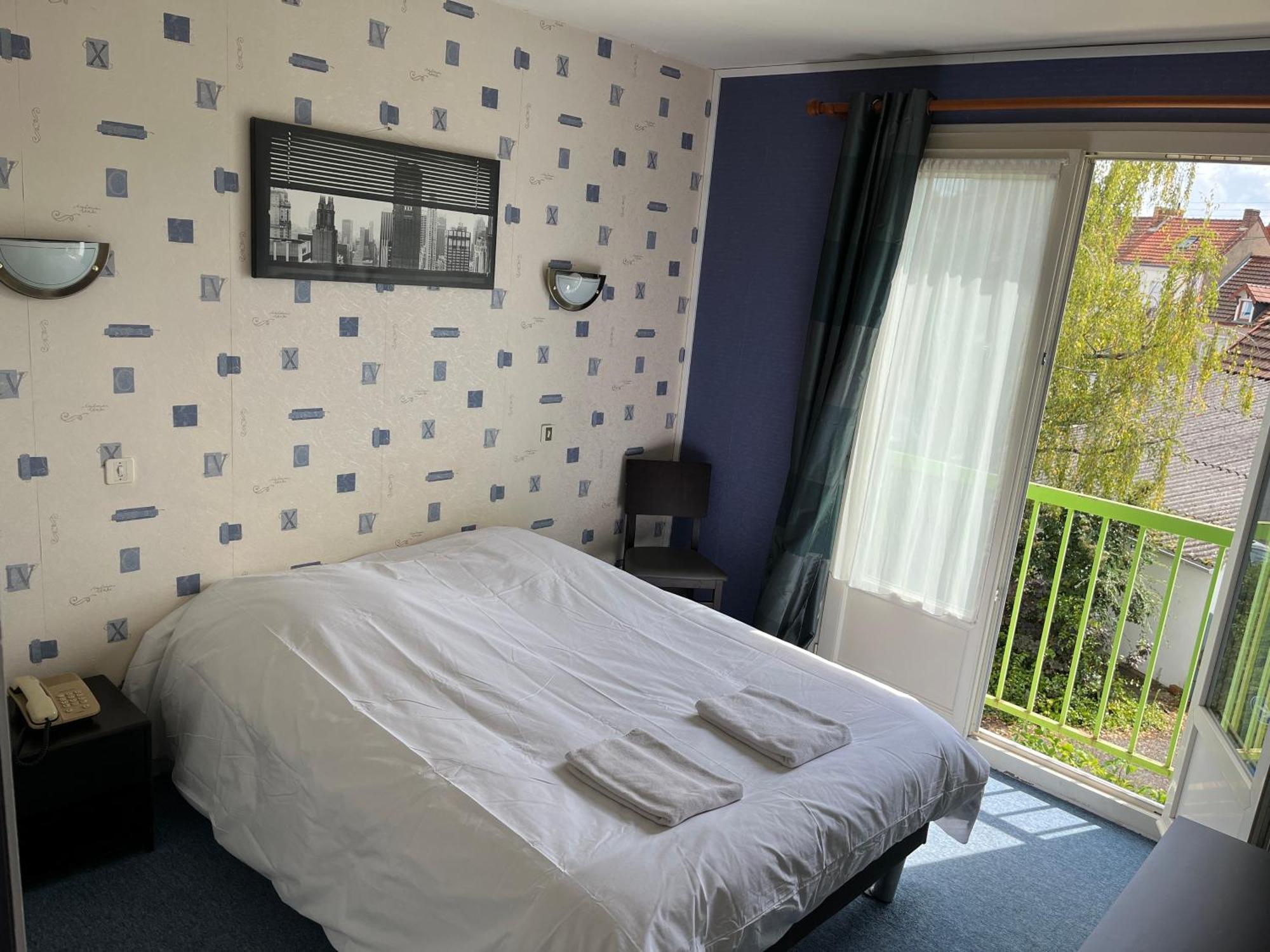 Hotel Le Lyon Vert Commentry Esterno foto