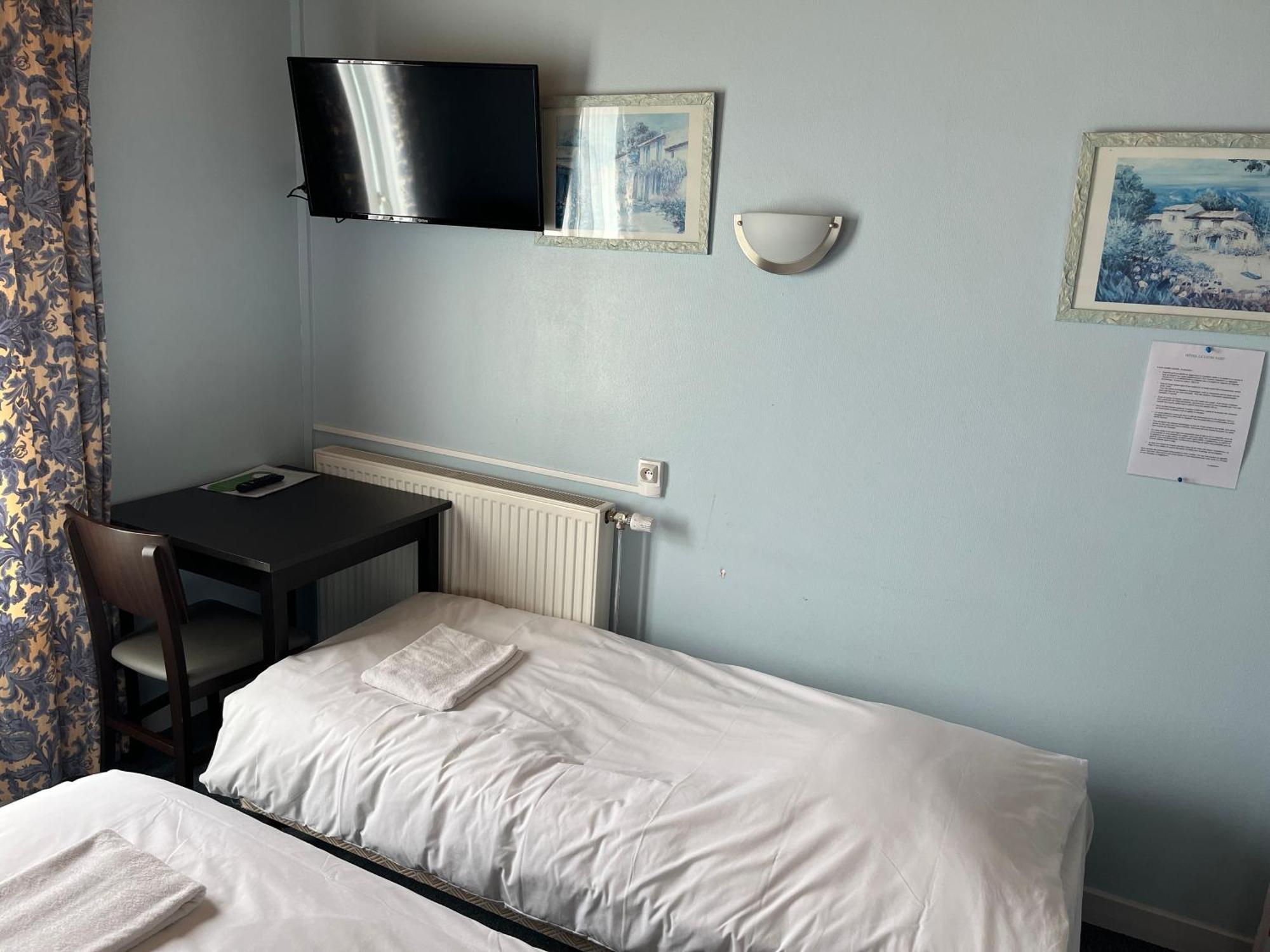 Hotel Le Lyon Vert Commentry Esterno foto