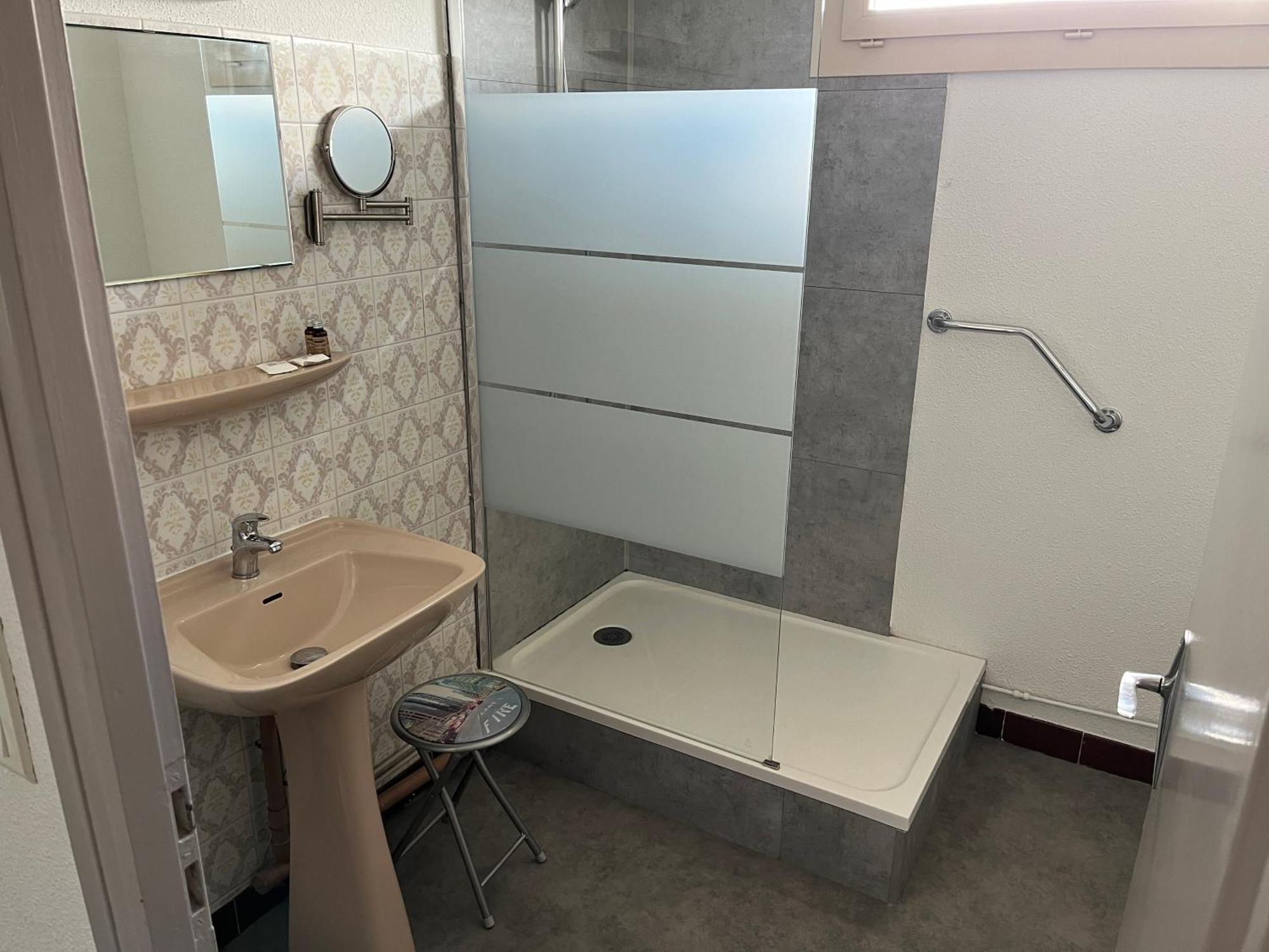 Hotel Le Lyon Vert Commentry Esterno foto