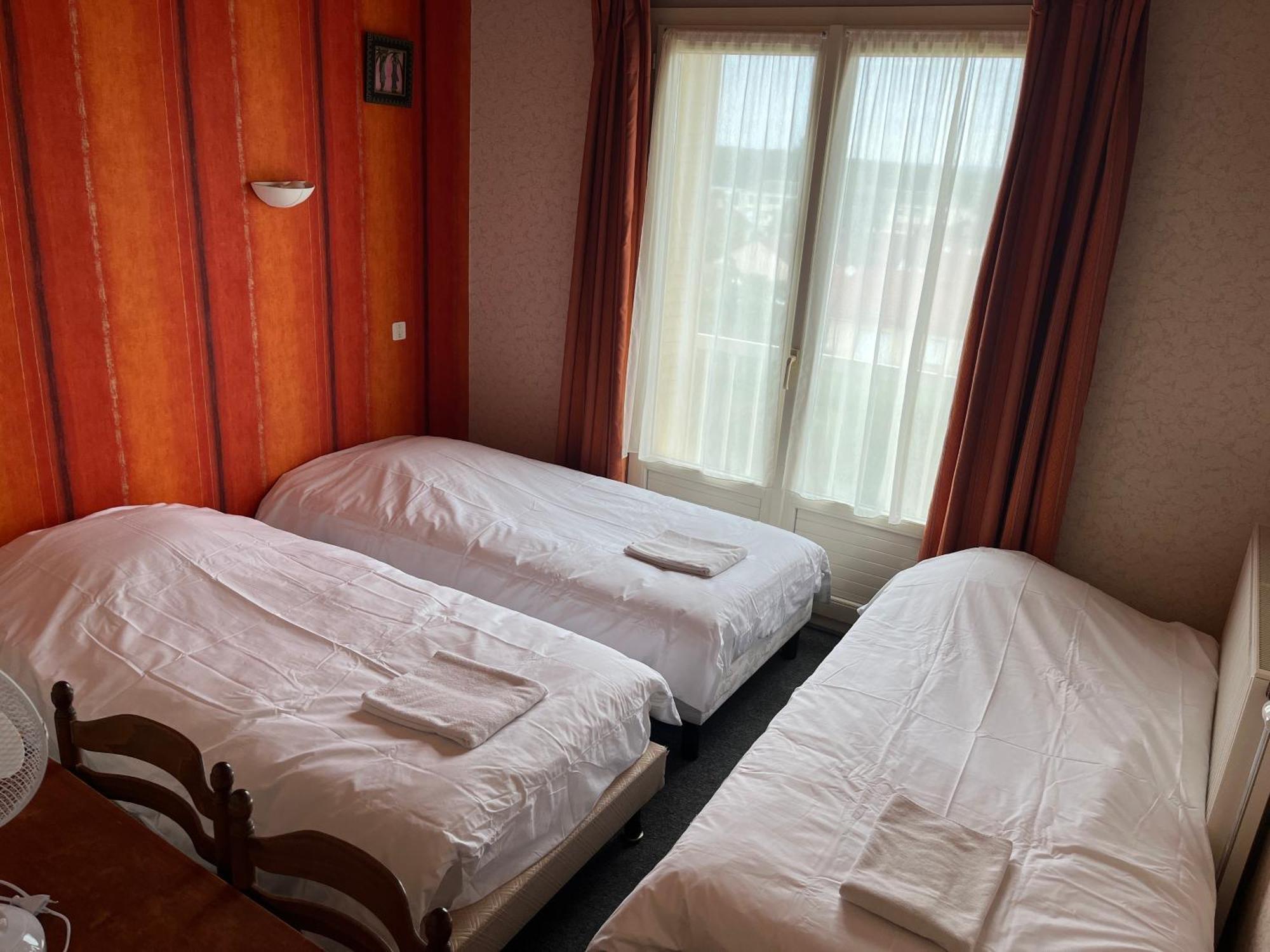 Hotel Le Lyon Vert Commentry Esterno foto