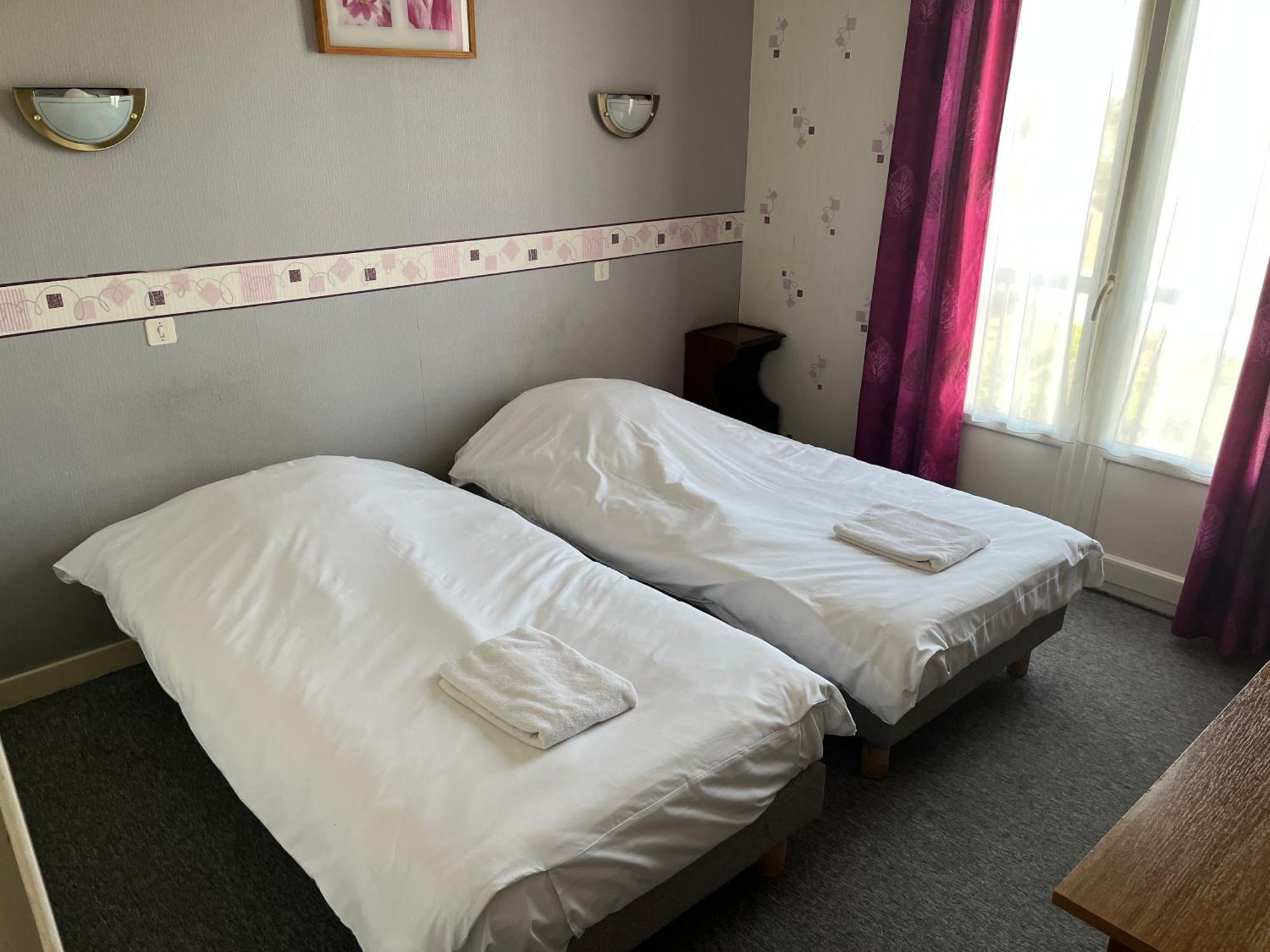 Hotel Le Lyon Vert Commentry Esterno foto