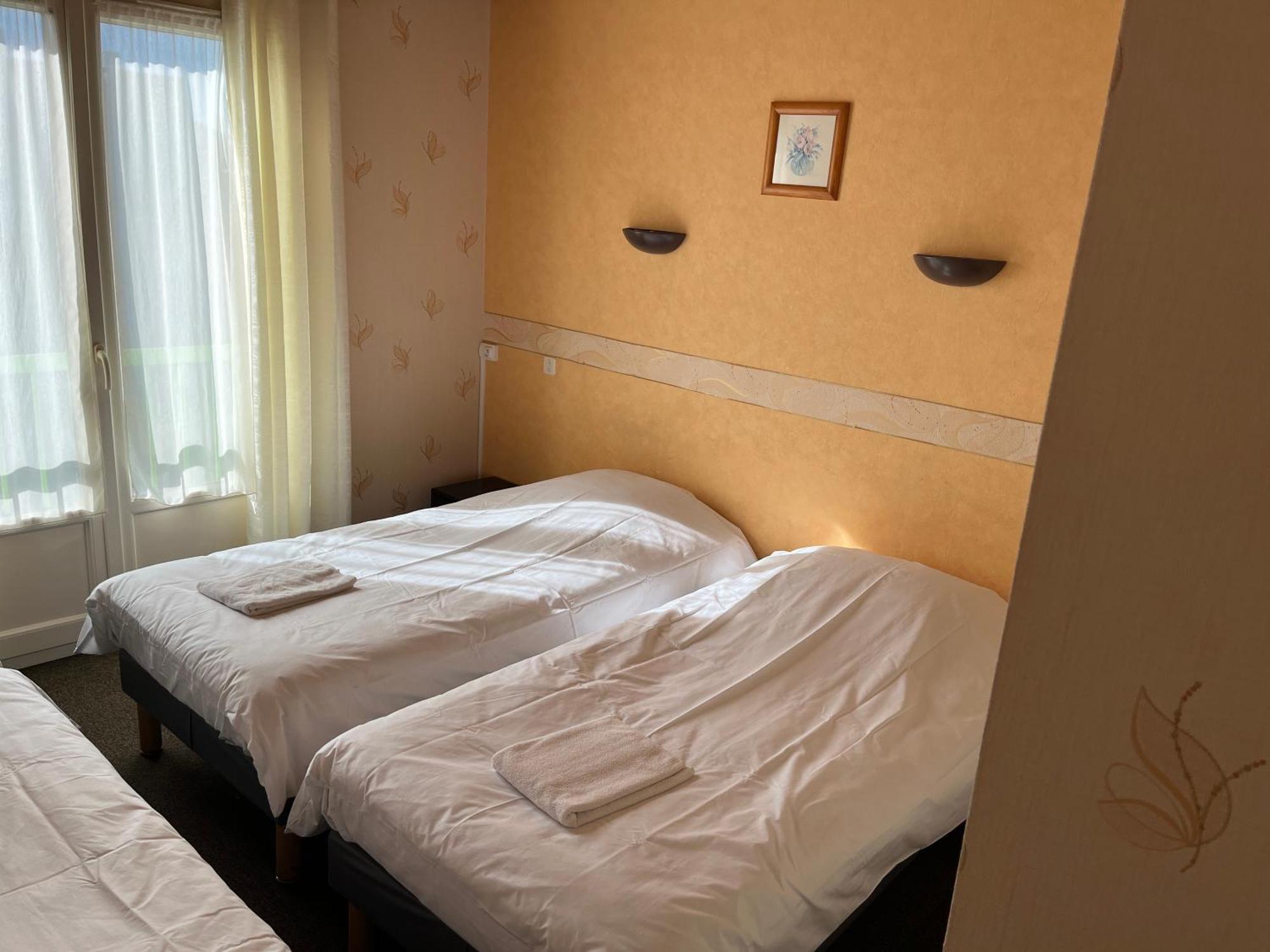 Hotel Le Lyon Vert Commentry Esterno foto