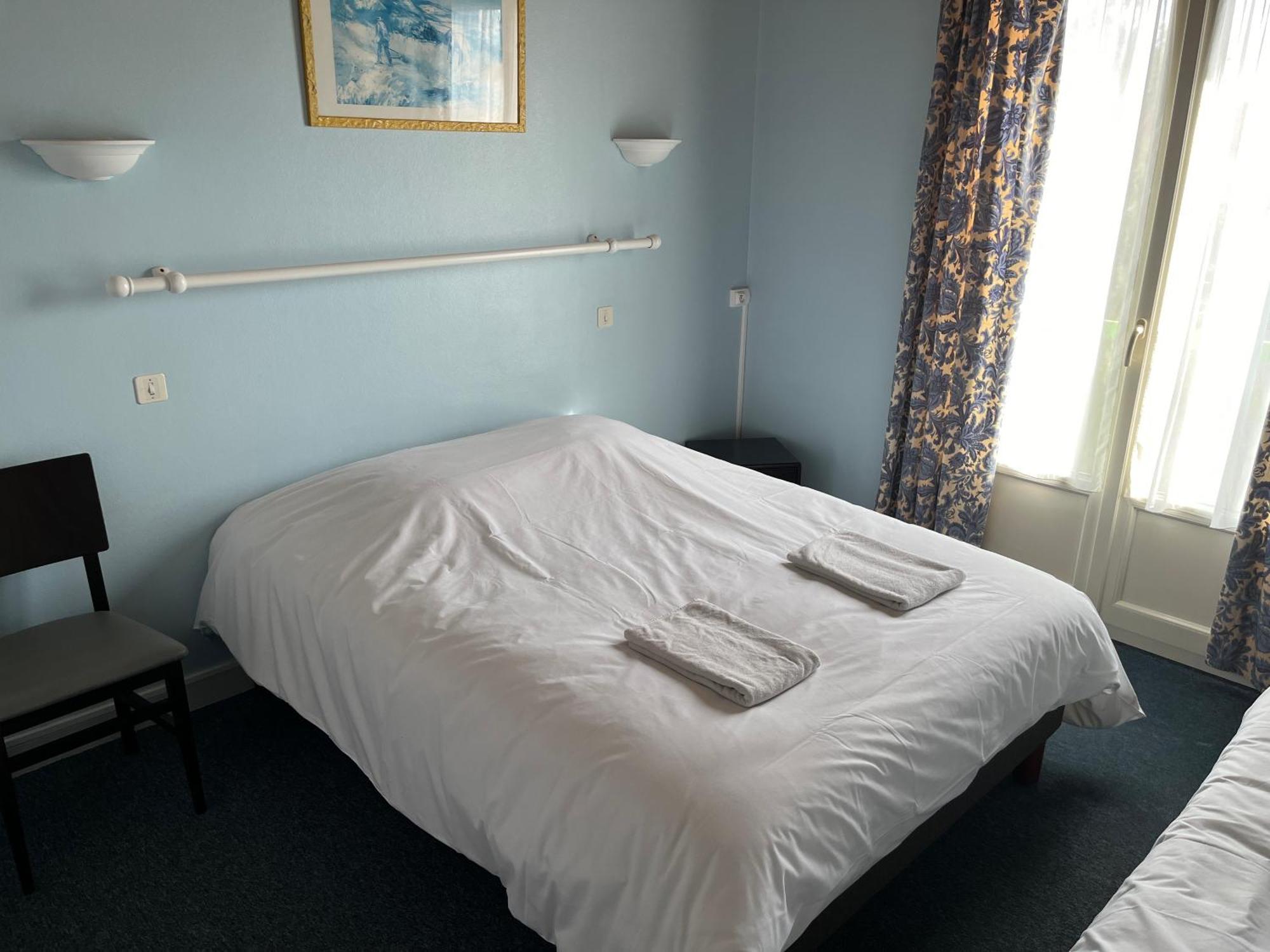 Hotel Le Lyon Vert Commentry Esterno foto