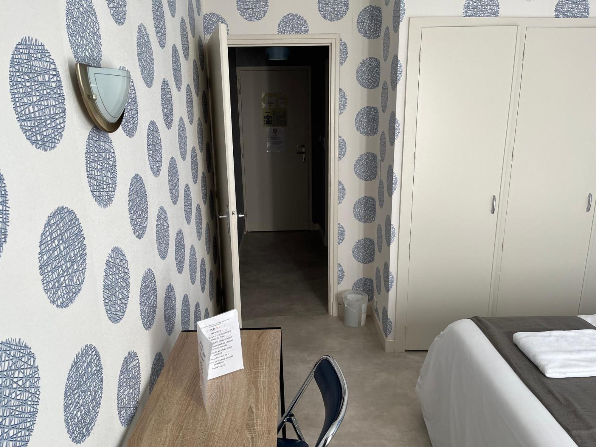 Hotel Le Lyon Vert Commentry Esterno foto