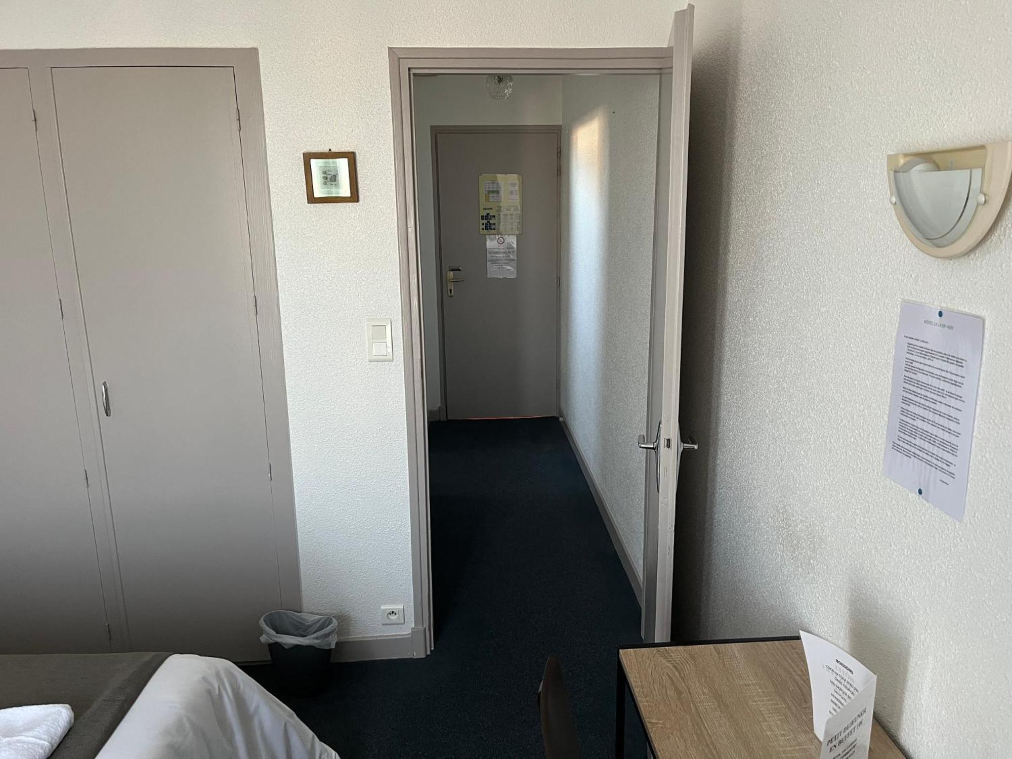 Hotel Le Lyon Vert Commentry Esterno foto
