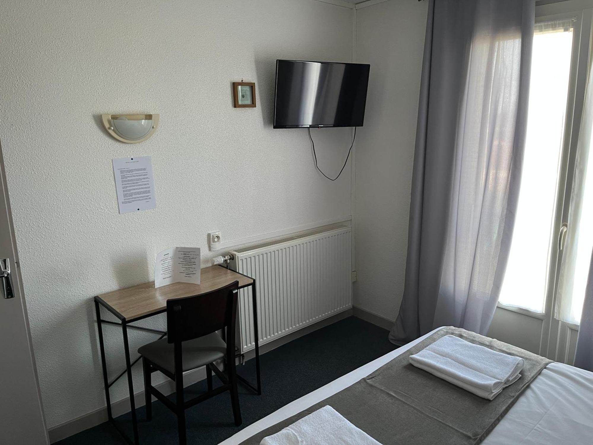 Hotel Le Lyon Vert Commentry Esterno foto