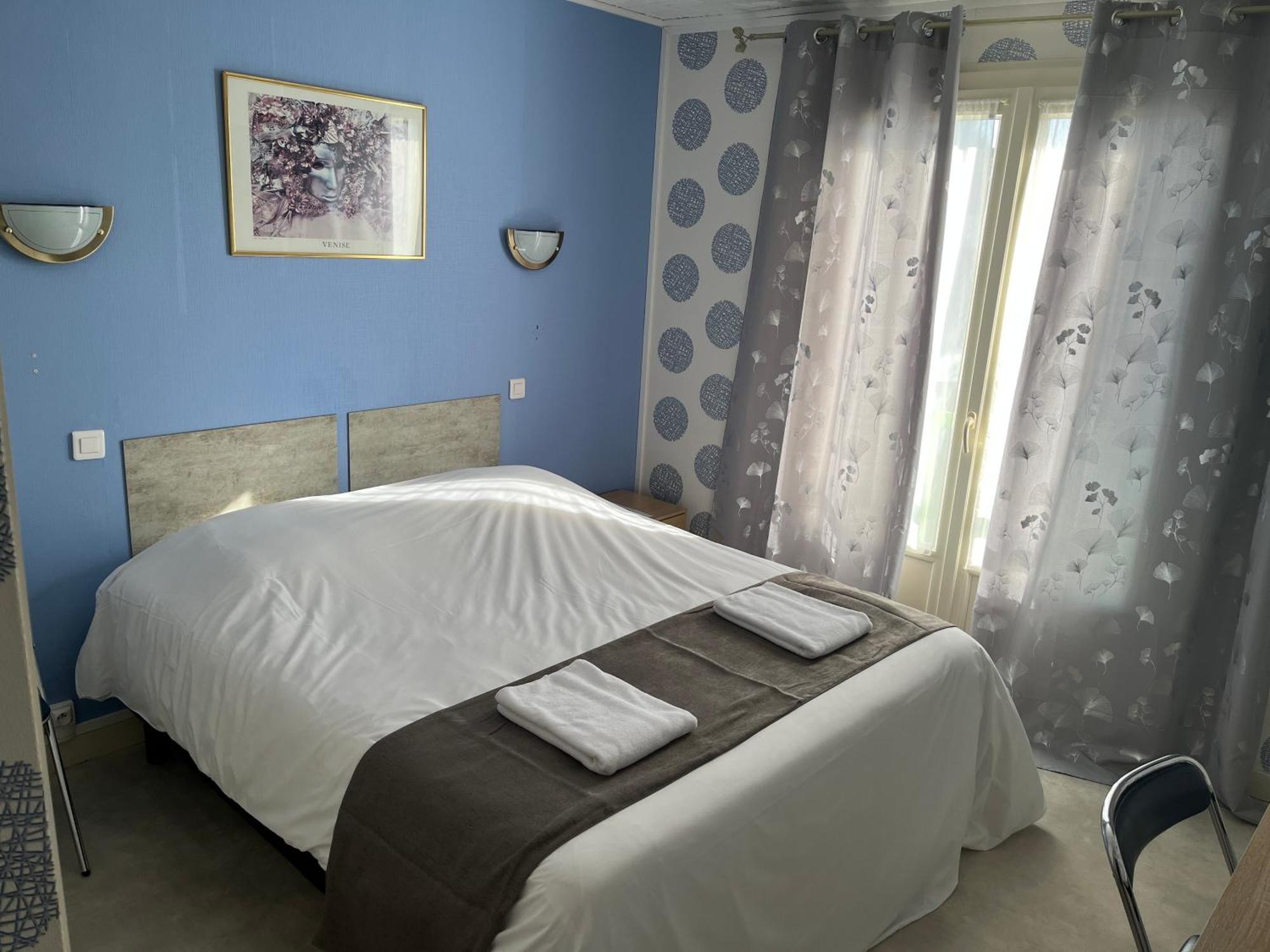 Hotel Le Lyon Vert Commentry Esterno foto