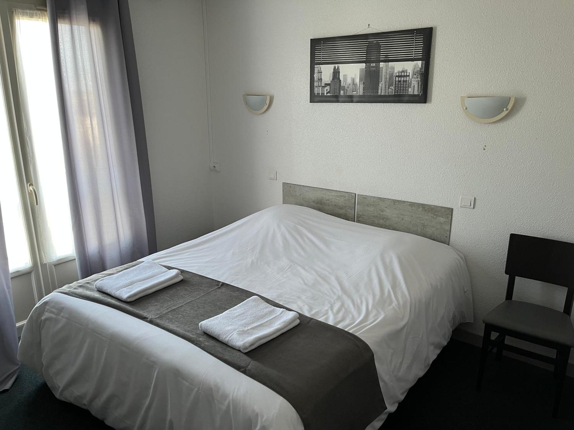 Hotel Le Lyon Vert Commentry Esterno foto