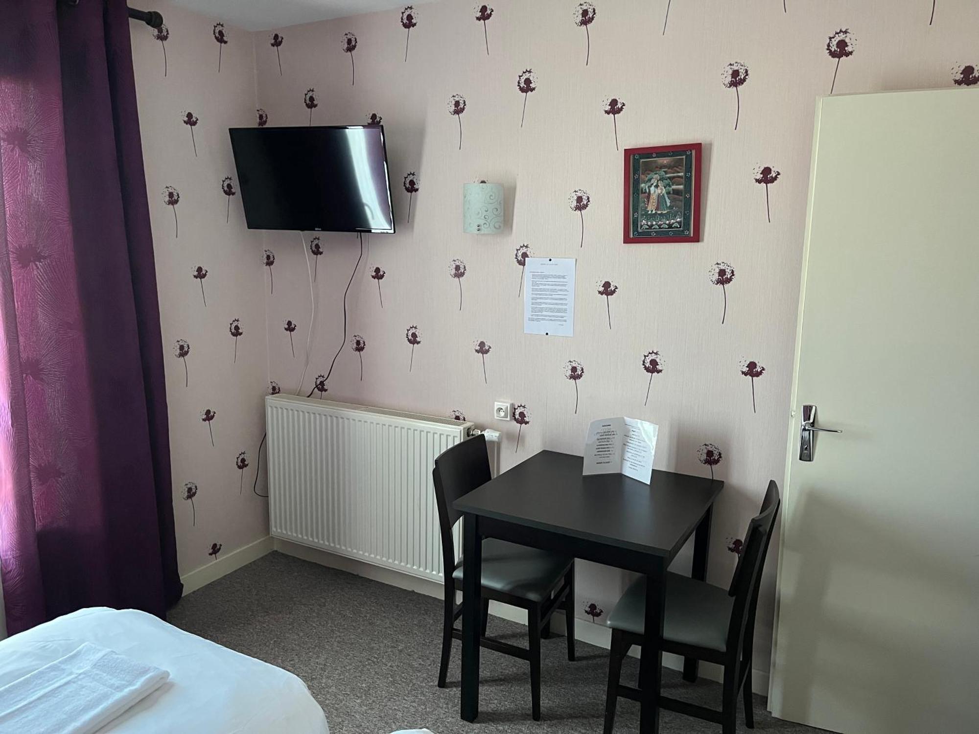 Hotel Le Lyon Vert Commentry Esterno foto