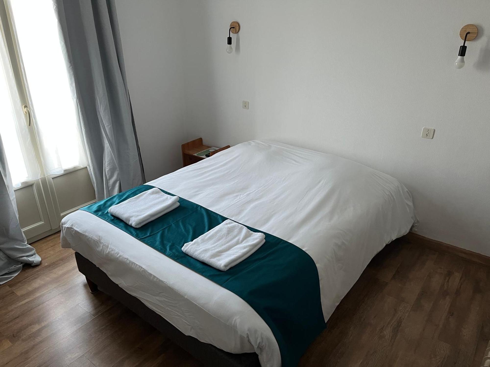 Hotel Le Lyon Vert Commentry Esterno foto