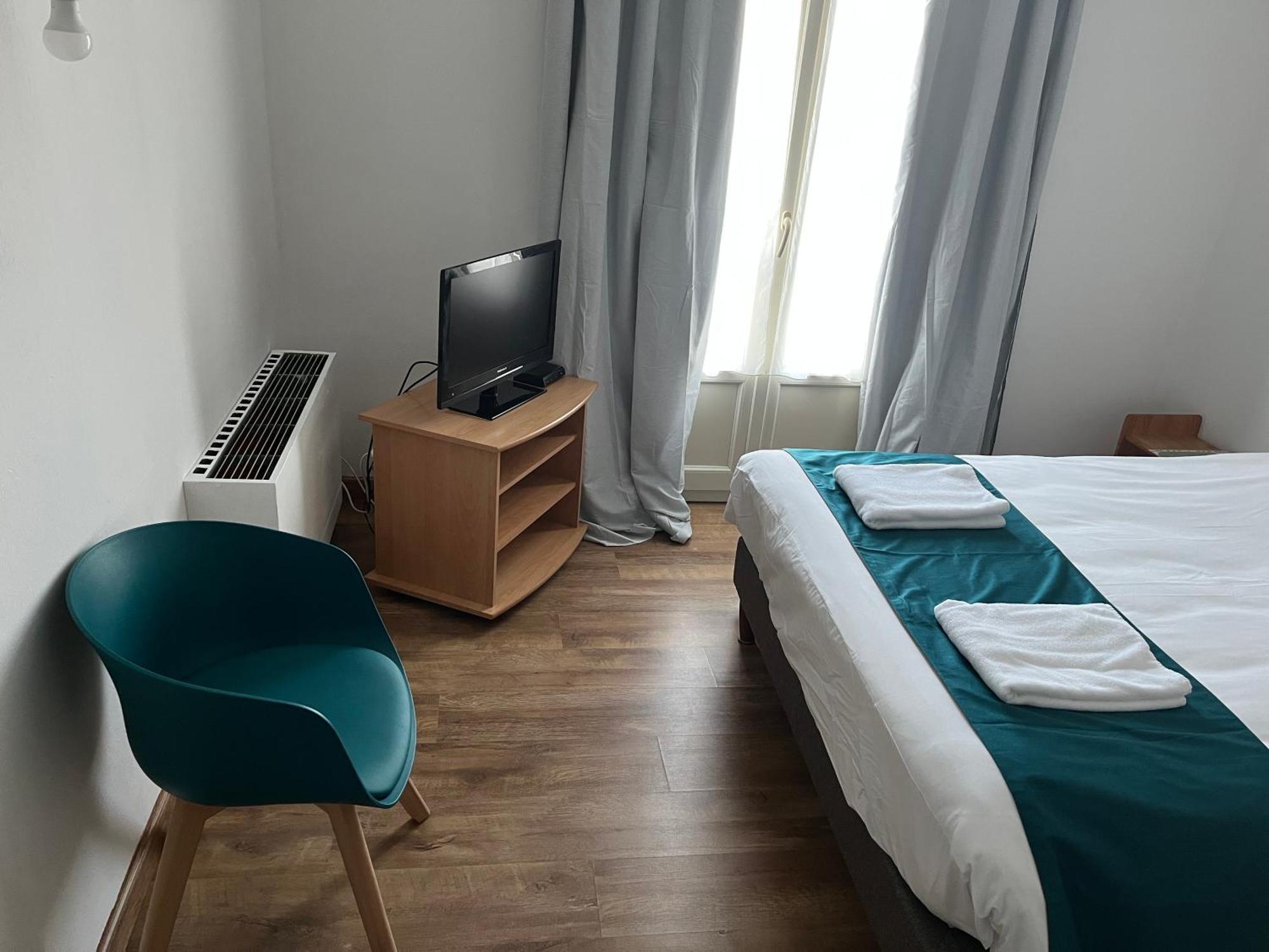 Hotel Le Lyon Vert Commentry Esterno foto