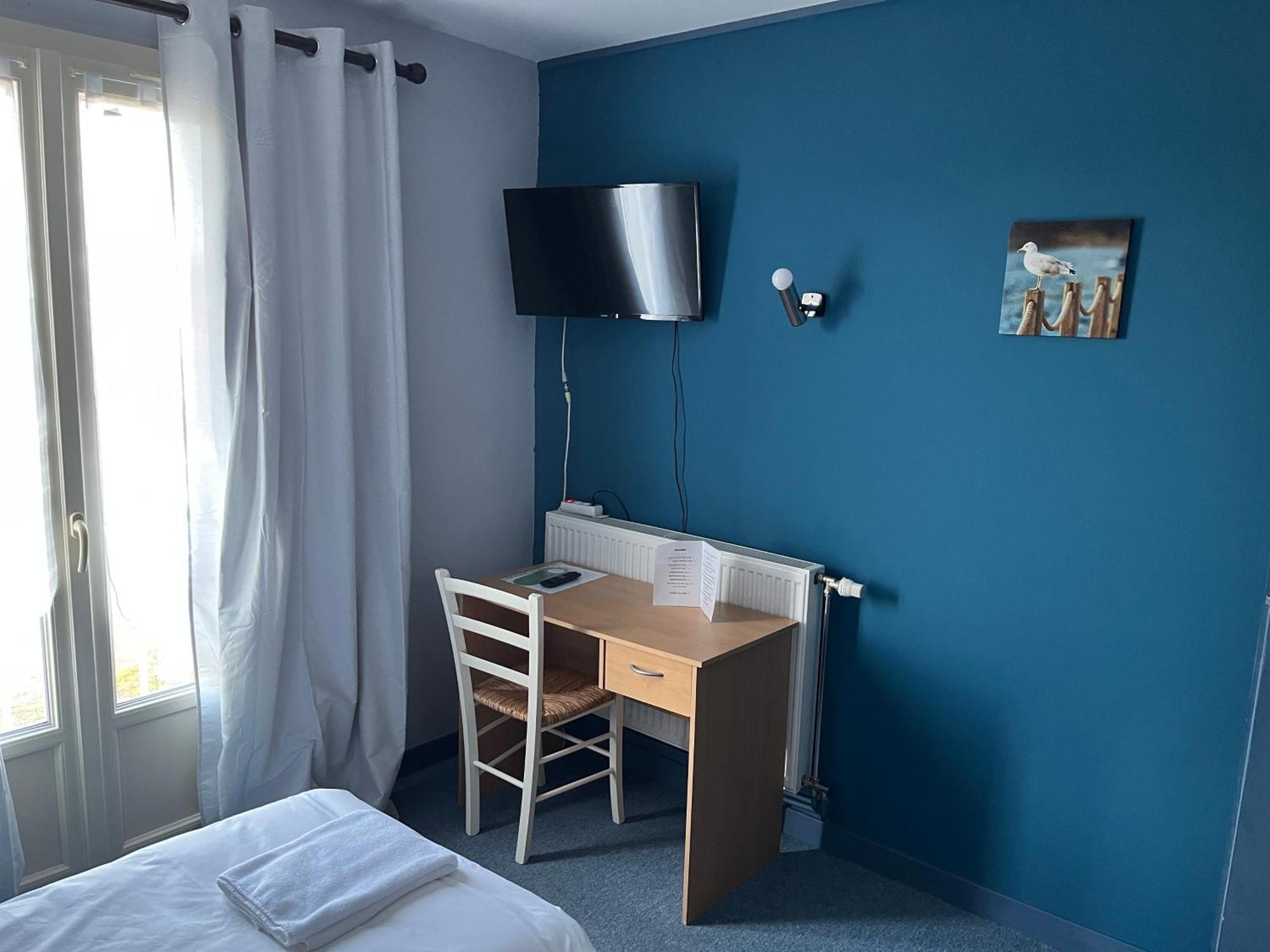 Hotel Le Lyon Vert Commentry Esterno foto