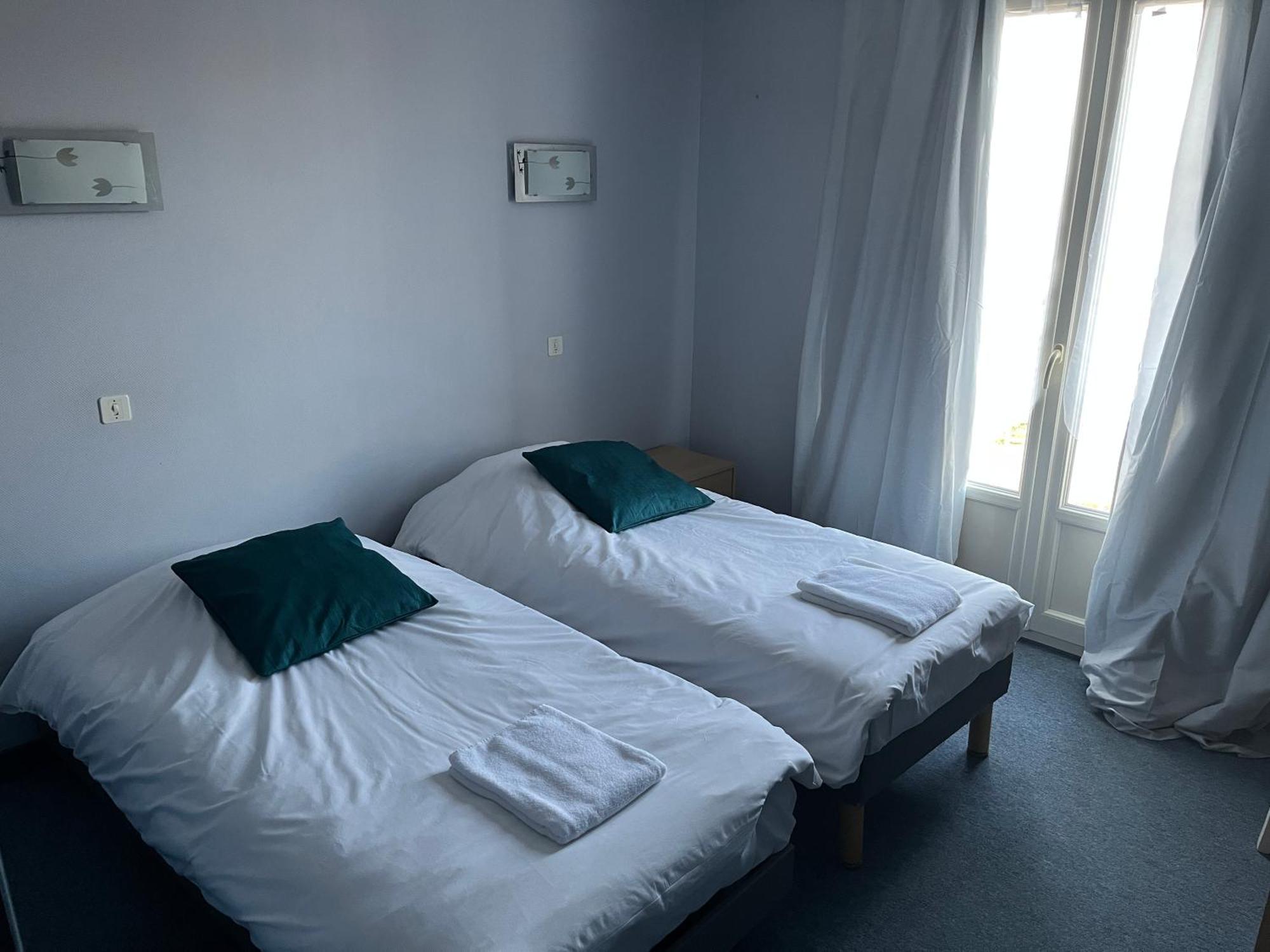 Hotel Le Lyon Vert Commentry Esterno foto