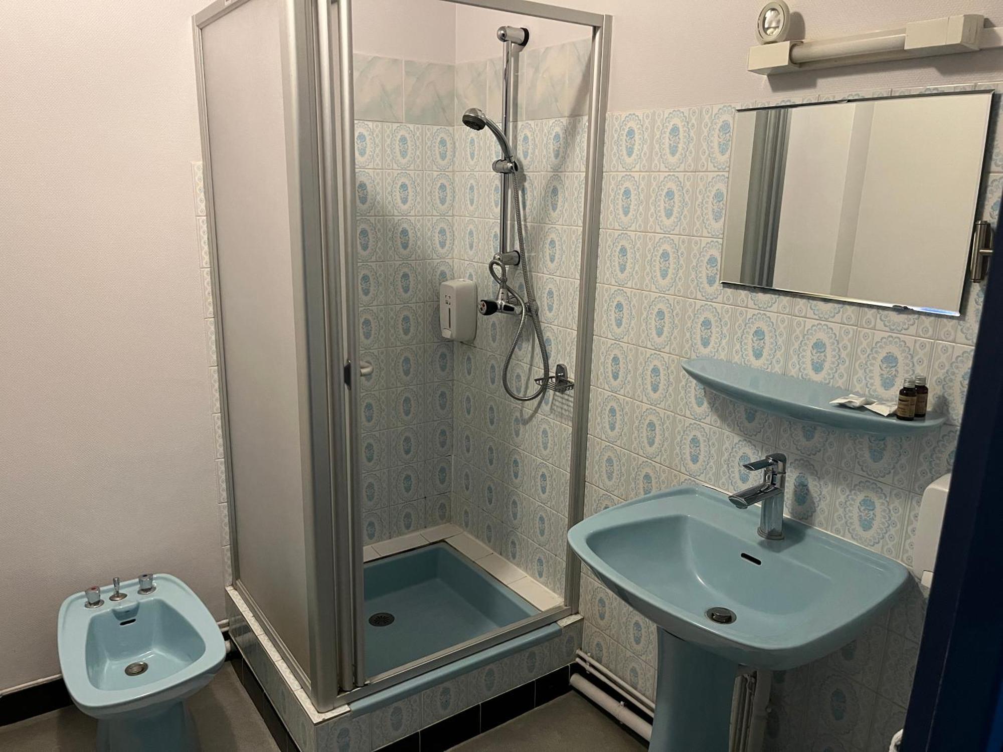Hotel Le Lyon Vert Commentry Esterno foto