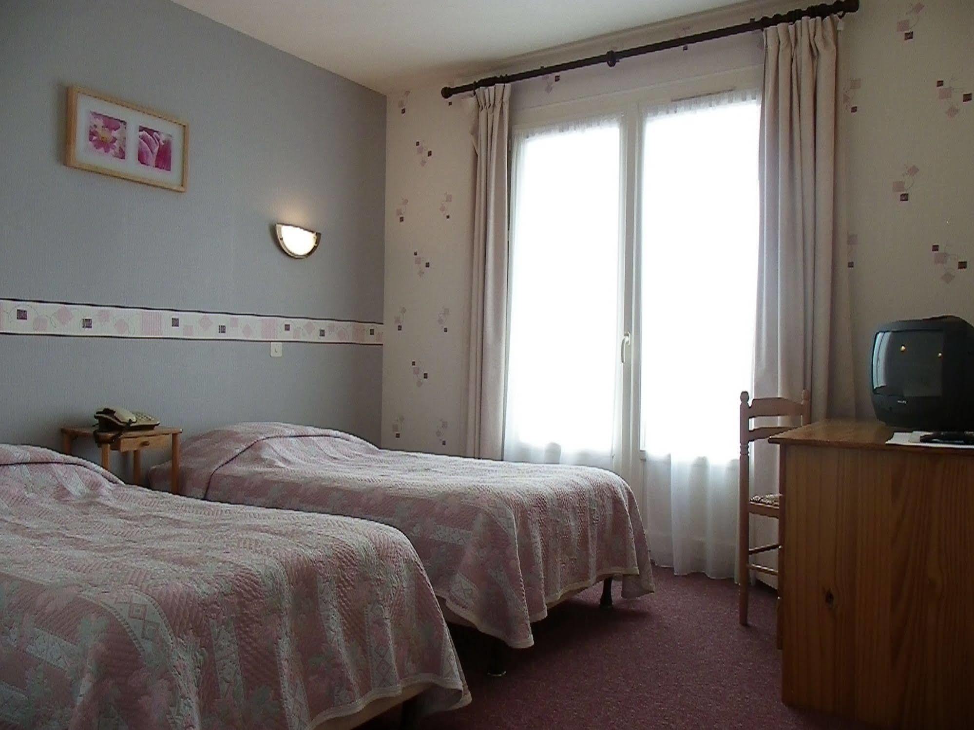 Hotel Le Lyon Vert Commentry Esterno foto