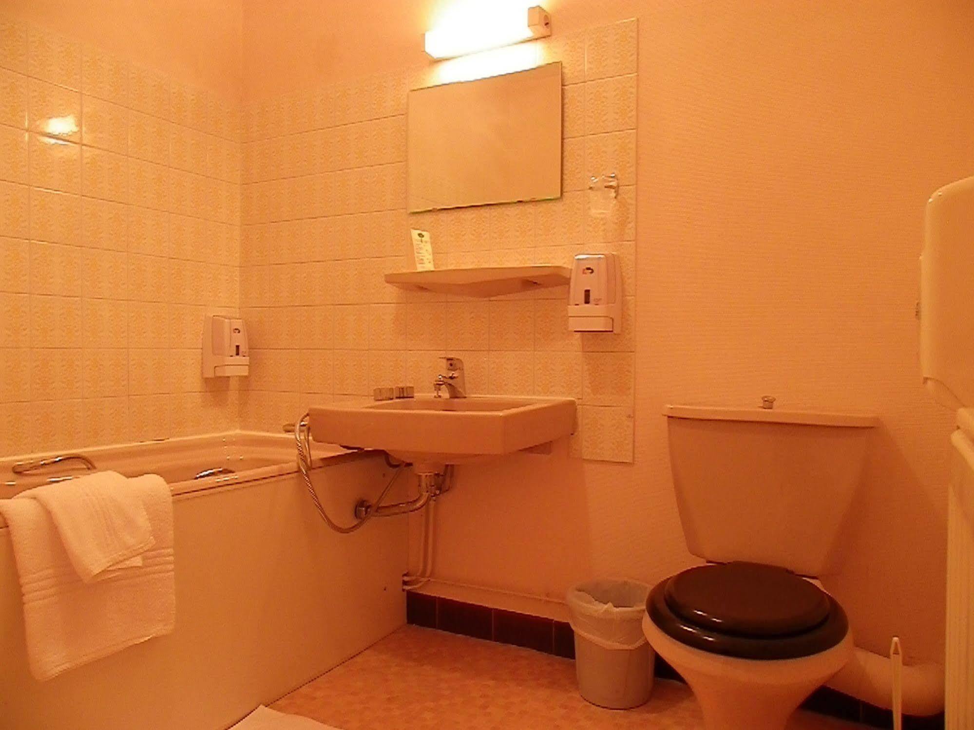 Hotel Le Lyon Vert Commentry Esterno foto