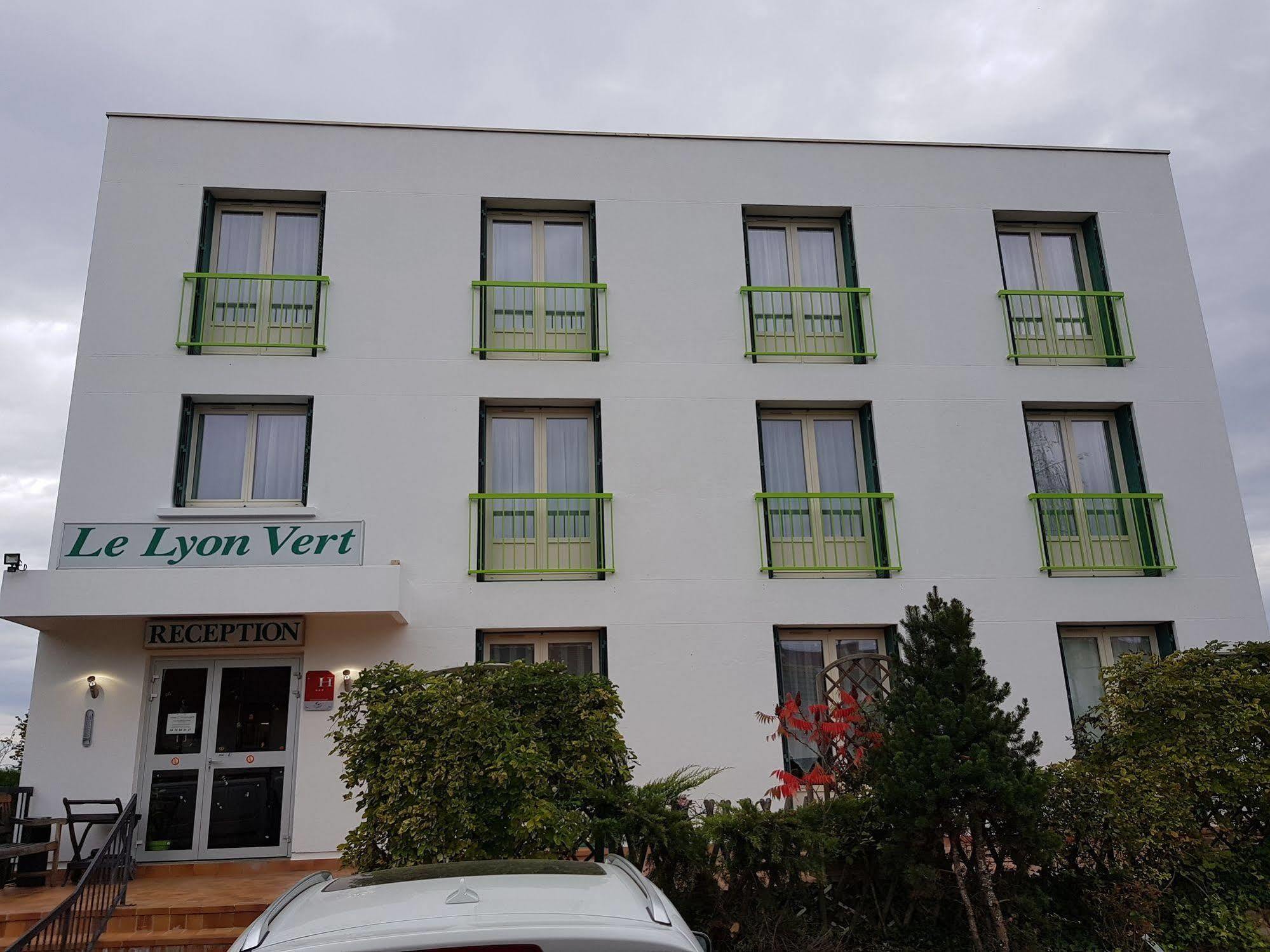 Hotel Le Lyon Vert Commentry Esterno foto