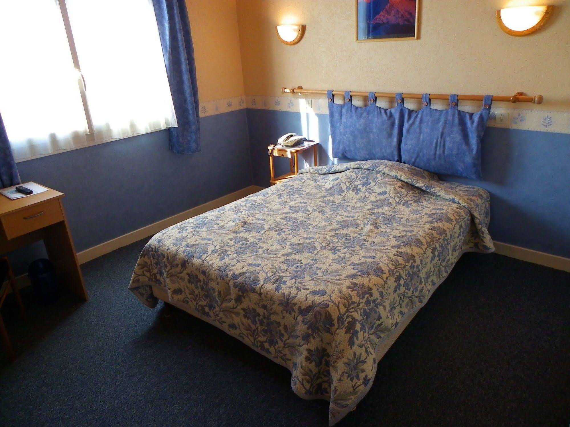 Hotel Le Lyon Vert Commentry Esterno foto