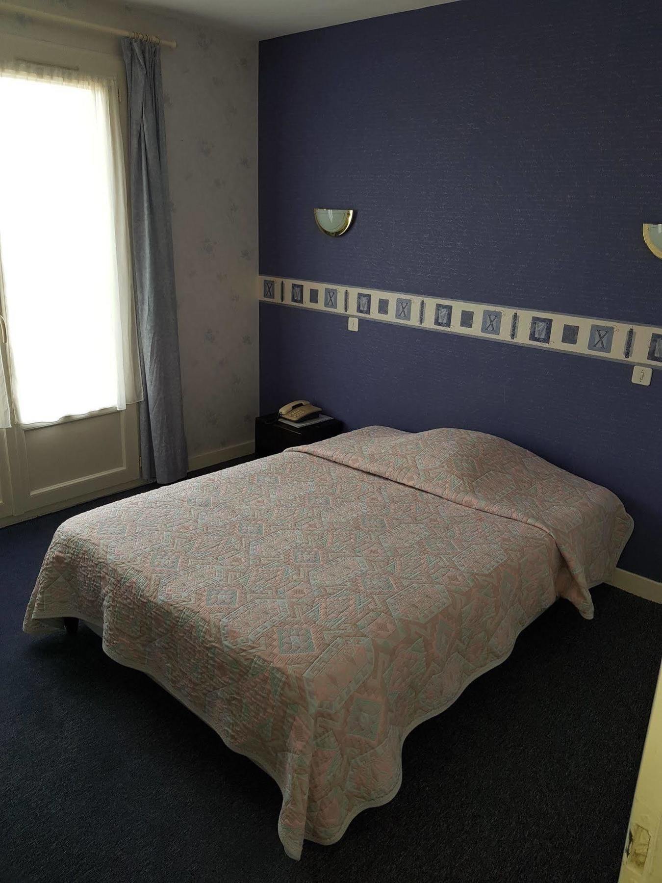 Hotel Le Lyon Vert Commentry Esterno foto