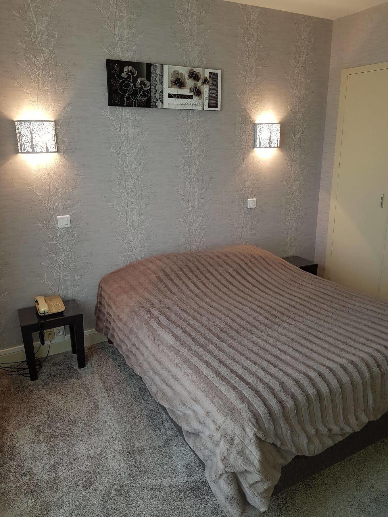 Hotel Le Lyon Vert Commentry Esterno foto