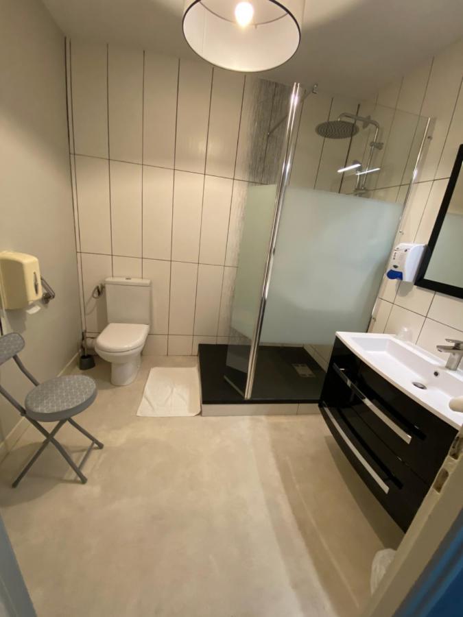 Hotel Le Lyon Vert Commentry Esterno foto